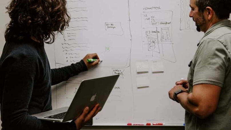 Lavorare in piedi è più salutare? Dipende, l’importante è muoversi di più Lavorare in piedi è più salutare? Dipende, l’importante è muoversi di più