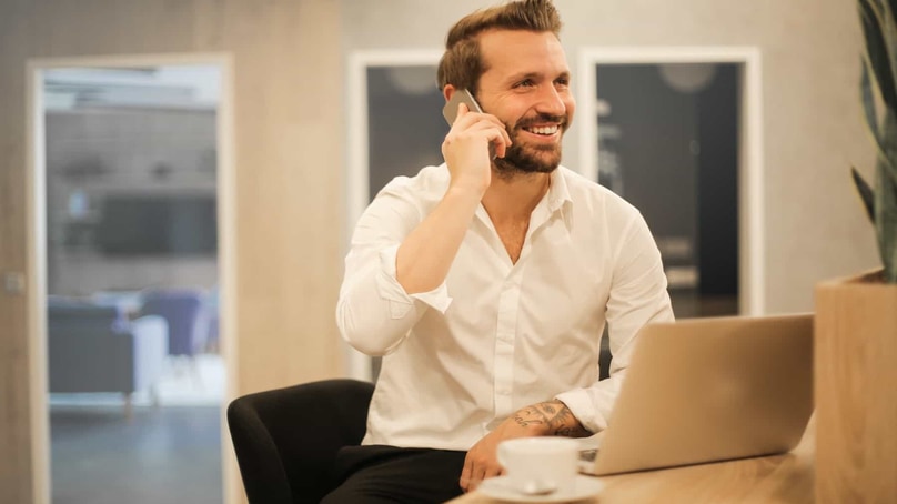 Come imparare ad essere a tuo agio al telefono Come imparare ad essere a tuo agio al telefono